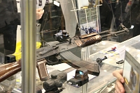 Автомат Калашникова на выставке - фото