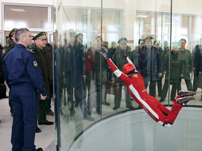Аэродинамическая труба в Рязанском училище ВДВ которую осматривает Сергей Шойгу