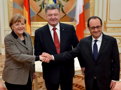 Меркель, Порошенко и Оланд держатся за руки