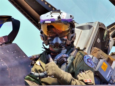Пилот в шлеме к F-35 истребителю