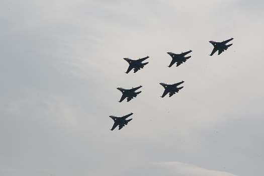Синхронный полет группы Су-27 над Ростовом-на-Дону